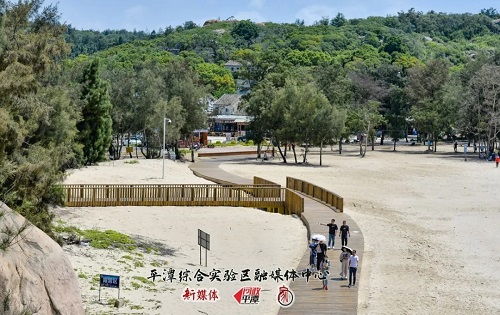 游客在南部生态廊道上漫步